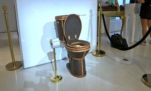 मर्सडीज से भी महंगी है ये टॉयलेट सीट, कीमत सुन उड़ जाएंगे आपके होश