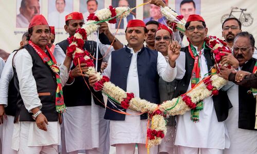 गुजरात चुनाव: ईद-दिवाली की बिजली को झूठा मुद्दा बनाने वाले यहाँ क्यों नहीं दे रहे 24  घंटे बिजली - अखिलेश यादव