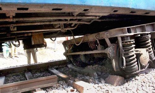 हरियाणा में रोड रोलर से टकराई जनता एक्सप्रेस ट्रेन, ड्राइवर की मौत हरियाणा में रोड रोलर से टकराई जनता एक्सप्रेस ट्रेन, ड्राइवर की मौत