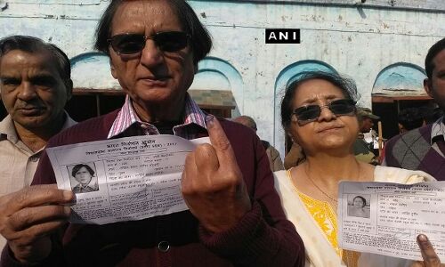 #UPElection2017 : उर्दू कवि वसीम बरेलवी ने अपनी पत्नी के साथ वोट डाला
