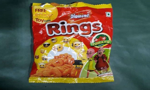 स्नैक के पैकेट में रखा खिलौना निगलने से बच्चे की मौत स्नैक के पैकेट में रखा खिलौना निगलने से बच्चे की मौत