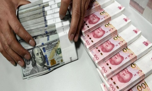 OMG: इस शख्स ने कचरा समझकर कूड़े में फैंक दिए 12 लाख रुपए, फिर...