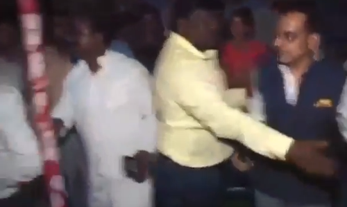 यूपी में आईजी रेंज से बीजेपी का निगम पार्षद हाथापाई पर उतारू, देखें वीडियो