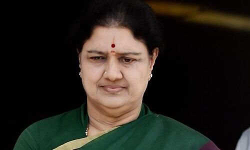 शशिकला और ई पलानीसामी के खिलाफ FIR दर्ज शशिकला और ई पलानीसामी के खिलाफ FIR दर्ज