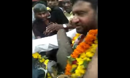 VIDEO: गुजरात में कांग्रेस विधायक को पहनाई जूतों की माला, जानिए क्या है पूरा मामला