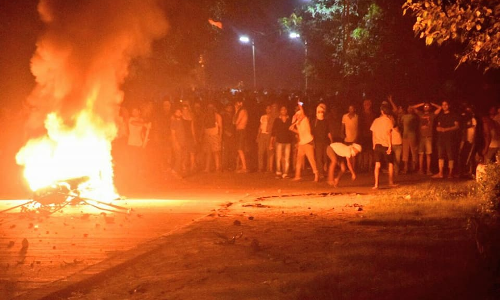 वाराणसी में छेड़छाड़ को लेकर BHU में रातभर हुआ बवाल, बमबाजी, फायरिंग, कई घायल, देखें वीडियो