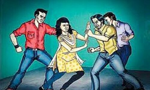 पुलिस और पब्लिक के सामने लड़की से छेड़खानी, मदद के लिए चिल्लाती रही