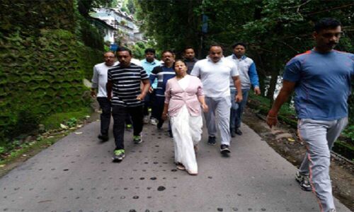 दार्जिलिंग बंदः ममता ने संभाला मोर्चा, पर्यटकों को निकालने के लिए शुरू की मुफ्त बस सेवा