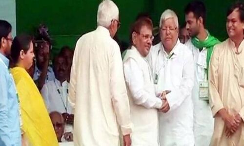 लालू ने लगाया मंच पर शरद को गले