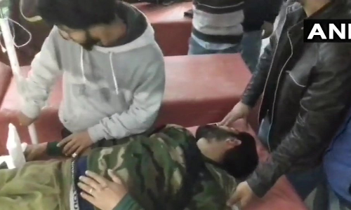 जम्मू-कश्मीरः अनंतनाग में पत्थरबाजी से पलटा सीआरपीएफ का वाहन, 2 जवान शहीद