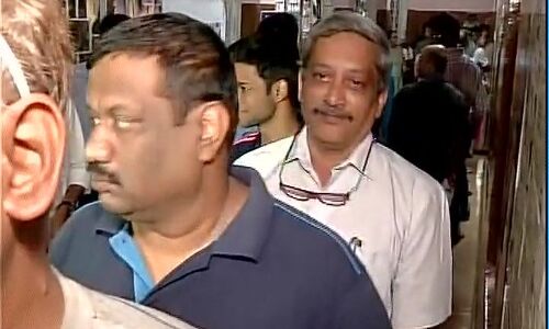 गोवा की 40 सीटों पर वोटिंग शुरू, लाइन में लगकर पर्रिकर ने डाला वोट