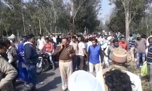 बिजनौर में बाईक और बस की टक्कर ,बस पलटी,1 की मौत, 20 घायल