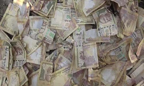 कूड़े के ढेर में मिला 500 के पुराने नोटों से भरा बोरा, पुलिस कर रही है छानबीन