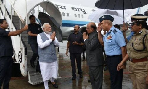 पीएम मोदी पहुंचे गुजरात, बाढ़ प्रभावित क्षेत्र का करेंगे हवाई सर्वेक्षण