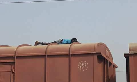 देखें वीडियो: हरदोई में ट्रेन की छत पर चढ़े बालक की करंट लगने से मौत, मचा हडकम्प देखें वीडियो: हरदोई में ट्रेन की छत पर चढ़े बालक की करंट लगने से मौत, मचा हडकम्प