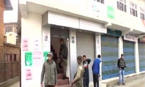 जम्मू-कश्मीर: पुलवामा में बैंक से आतंकियों ने 11 लाख रुपये लूटे, तलाश जारी