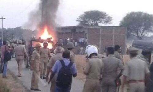 गोरखपुर: रिटायर्ड दरोगा जयहिंद यादव की बेटे समेत हत्या, गुस्साई भीड़ ने पुलिस जीप फूंकी