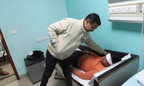 50 लाख की रंगदारी मांगने वाला ईनामी बदमाश ढेर, दो पुलिसकर्मी घायल