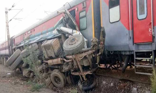 यूपी में एक और रेल हादसा : कैफियत एक्सप्रेस के 10 डिब्बे पटरी से उतरे, कई घायल