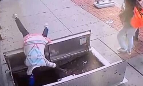 अगर आप भी चलते-चलते मोबाइल का करते है प्रयोग, तो जरूर देखें यह video