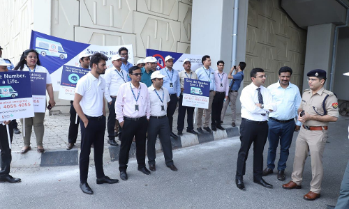 आईपीएस आकाश तोमर रोड सेफ्टी की जानकारी देते हुए