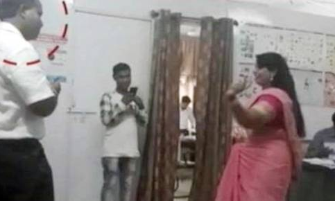 सरकारी दफ्तर में नागि‍न डांस और कजरारे पर ठुमके, तस्वीरें हुईं VIRAL