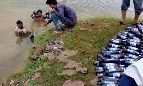 जब तालाब से निकलने लगी शराब, पुलिस भी रह गई दंग, जानें पूरा मामला