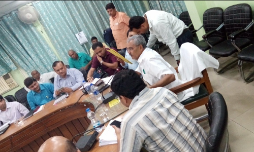 डीएम हुए सख्त, प्रबंधक का रोका वेतन