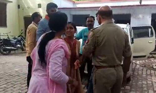 देखिये पुलिस की लाइव पिटाई. प्रेमी प्रेमिका जब पकड़े पुलिस ने तो थाने में सरेआम करने लगे ताबड़तोड़ पिटाई