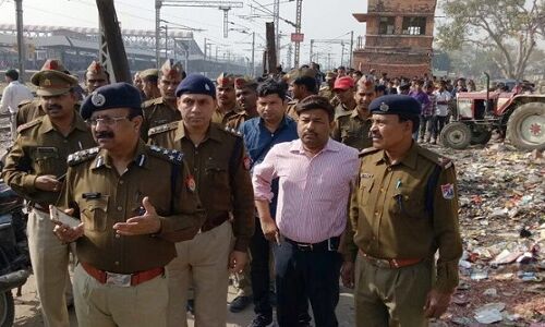 आगरा में 2 धमाके से मंचा हड़कंप, मौके पर पहुंची फॉरेंसिक और डॉग स्क्वॉयड टीम आगरा में 2 धमाके से मंचा हड़कंप, मौके पर पहुंची फॉरेंसिक और डॉग स्क्वॉयड टीम