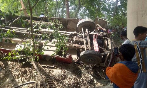 यूपी के जौनपुर में बड़ा हादसा, बस गिरी नदी में 8 की मौत, 27 गम्भीर घायल