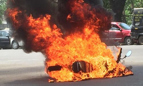 गुरुग्राम के सेक्टर 15 रेड लाइट पर पल्सर बाइक में लगी आग, बाल-बाल बचा चालक