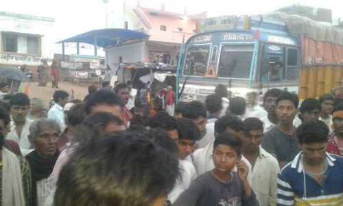 डिलीवरी के द्वारान महिला की मौत ,परिजनों का आरोप गलत इंजेक्शन लगाने से हुई मौत ,परिजनों ने लगाया जाम डिलीवरी के द्वारान महिला की मौत ,परिजनों का आरोप गलत इंजेक्शन लगाने से हुई मौत ,परिजनों ने लगाया जाम