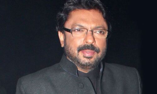 संजय लीला भंसाली ने रद्द की पद्मावती की शूटिंग, क्रू के साथ लौट रहे मुंबई संजय लीला भंसाली ने रद्द की पद्मावती की शूटिंग, क्रू के साथ लौट रहे मुंबई