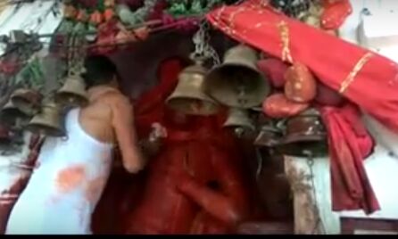 सनकी युवक ने प्राचीन हनुमान प्रतिमा पर पोती कालिख, युवक गिरफ्तार सनकी युवक ने प्राचीन हनुमान प्रतिमा पर पोती कालिख, युवक गिरफ्तार