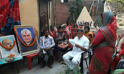 बीजेपी नेताओं ने स्थापना दिवस के मौके पर वाजपेयी को दी श्रद्धांजलि, तस्वीर पर किया माल्यार्पण