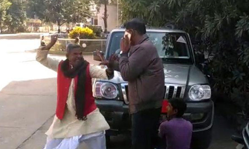 VIDEO: बीजेपी नेता की दबंगई, गाड़ी से नेमप्लेट हटवा रहे अफसर को जड़ा मुक्का VIDEO: बीजेपी नेता की दबंगई, गाड़ी से नेमप्लेट हटवा रहे अफसर को जड़ा मुक्का