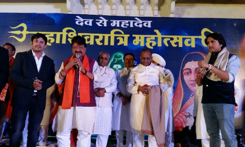 राजबाड़ा प्रांगण में भजनानंद में श्रद्धालु झूमे