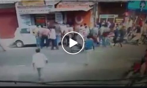 दिल दहलाने वाली घटना: पलक झपकते ही कार ने रौंद दिया कई लोगों को..लाइव वीडियो.