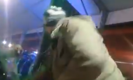 देखें वीडियो: गोरखपुर महोत्सव में भीड़ पर पुलिस का लाठीचार्ज