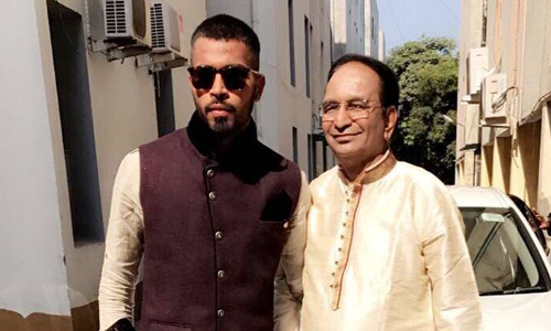 हार्दिक पंड्या ने पिता को कुछ इस तरह दिया सरप्राइज गिफ्ट - देखें VIDEO