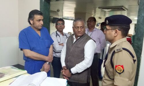 घायल पत्रकार अनुज के हाल लेने पहुंचे केंद्रीय मंत्री जनरल वी के सिंह यशोदा अस्पताल