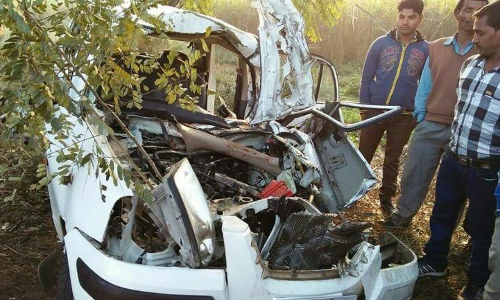 टनकपुर-पीलीभीत मार्ग पर दो कार गन्ने से भरी ट्राली में घुसी, सभी लोग गंभीर घायल टनकपुर-पीलीभीत मार्ग पर दो कार गन्ने से भरी ट्राली में घुसी, सभी लोग गंभीर घायल