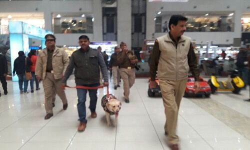 मोहन नगर के वर्ल्ड स्क्वायर मॉल में बम की सूचना