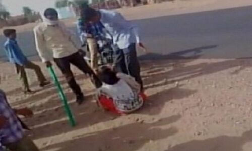 महिला को पाइप से पीटा, अल्लाह और जय श्री राम बोलने को किया मजबूर, देखे वीडियो