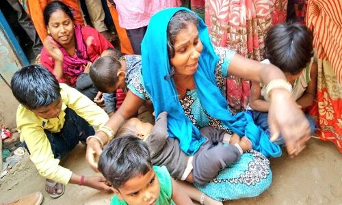 खोड़ा के शंकर विहार में जहरीली शराब पीने से 3 लोगों की मौत, भारी पुलिस बल तैनात खोड़ा के शंकर विहार में जहरीली शराब पीने से 3 लोगों की मौत, भारी पुलिस बल तैनात