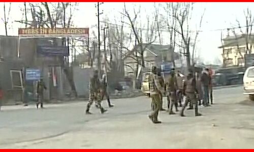 जम्मू - कश्मीर : पंपोर में सेना के काफिले पर आतंकी हमले में 3 जवान शहीद