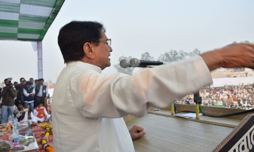 मोदी जी लच्छेदार भाषण से पेट नहीं भरता है, किसान और मजदूर को बर्बाद करदिया आपने - अजीत सिंह मोदी जी लच्छेदार भाषण से पेट नहीं भरता है, किसान और मजदूर को बर्बाद करदिया आपने - अजीत सिंह