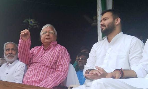 लालू-तेजस्वी का नीतीश पर हमला, बोले- बीजेपी की ब्लैकमेलिंग से डरकर नीतीश ने महागठबंधन तोड़ा