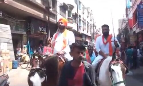 विश्व हिंदू परिषद और बजरंग दल के कार्यकर्ताओ ने खुलेआम किया नंगी तलवारों का प्रदर्शन